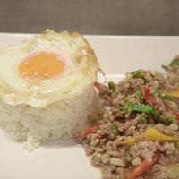 ข้าวกระเพราหมูสับ ไข่ดาว ร้าน Krua Thai Cuisine